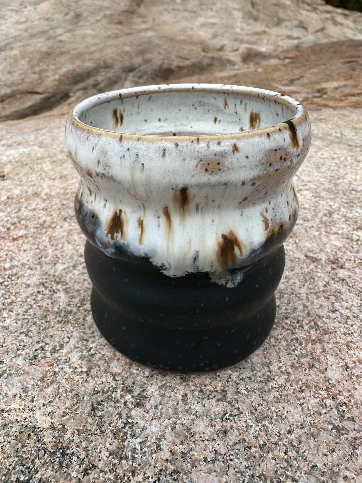 Kopp i handdrejad keramik från Älvflor