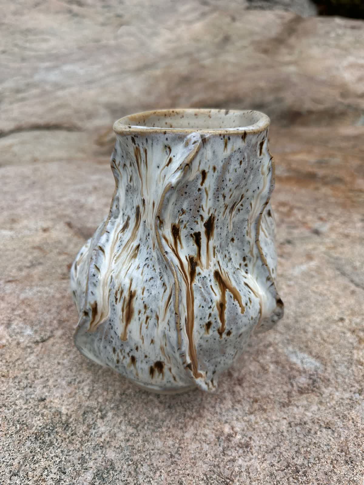 Vas i handdrejad keramik från Älvflor
