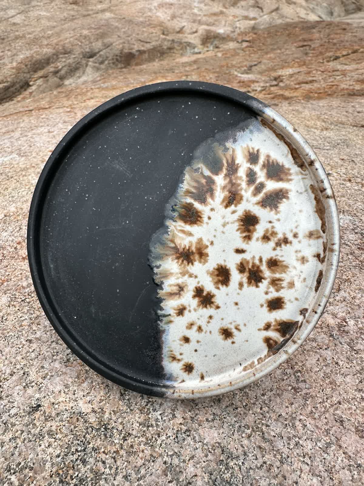Tallrik i handdrejad keramik från Älvflor